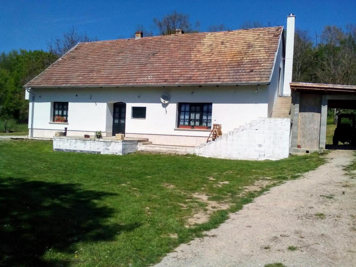 Gerecse Vendégház Sutto Exterior foto